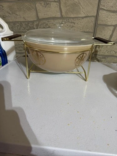 Vintage Pyrex 4 Qt Dish With Metal Holder