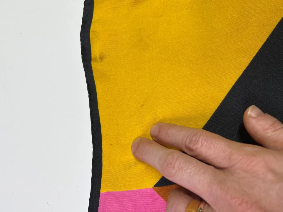 Bufanda cuadrada vintage Ashear toda seda hecha en Italia enrollada a mano 18x19 *Defectos Foto 2 de 4