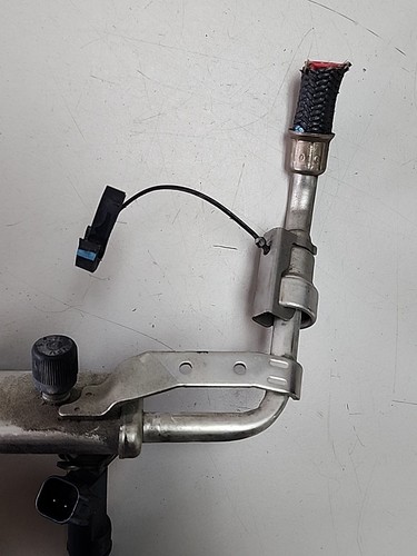 2008 Saturn Vue 2.4L LE5 Fuel Rail w/ Injectors - Picture 3 of 3