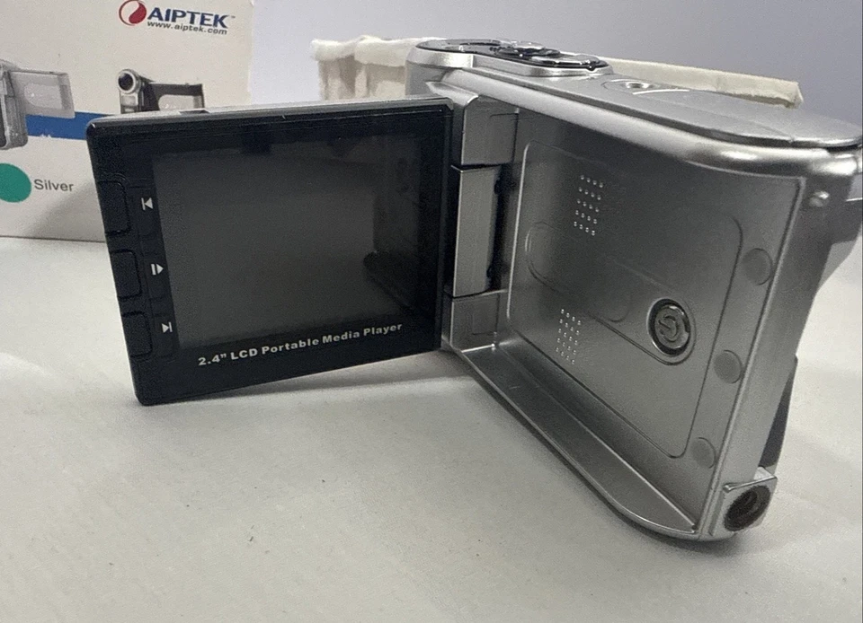 Videocámara digital reproductor multimedia portátil Aiptek DV 5800 plateada de 8 MP piezas no probadas Foto 2 de 4