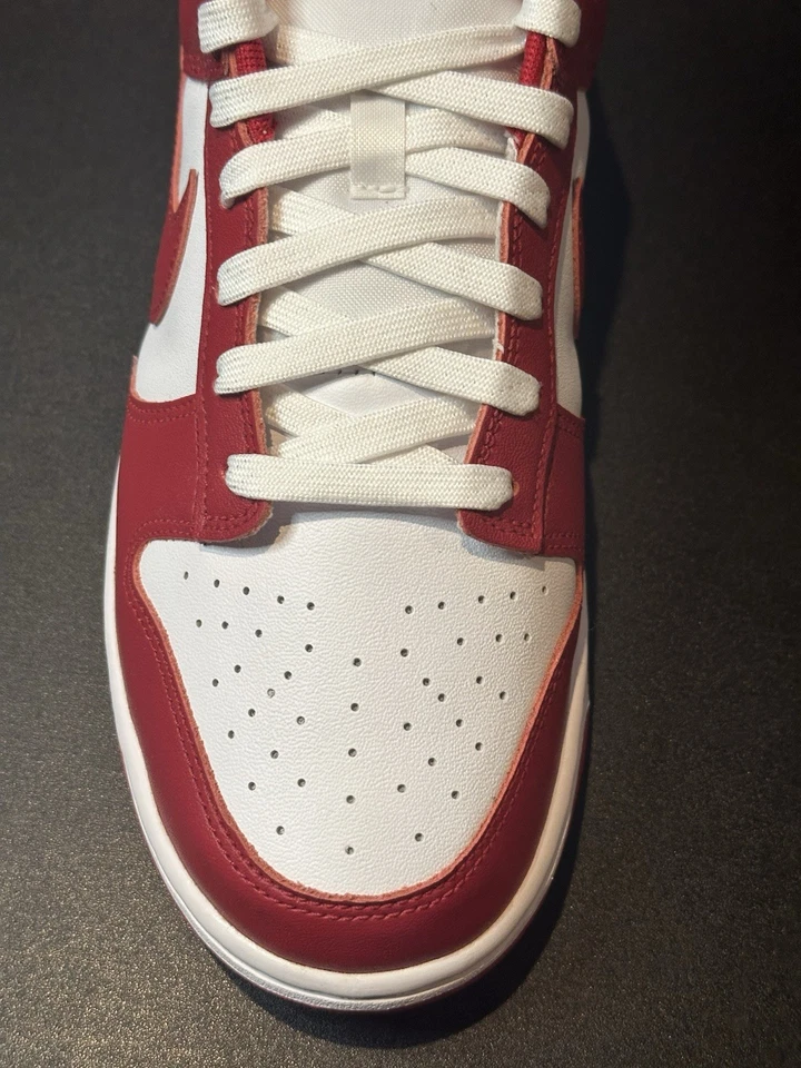 Nike Dunk Low Retro Gimnasio Rojo Universidad Dorado Cardenal (Hombre) 10M Foto 4 de 4