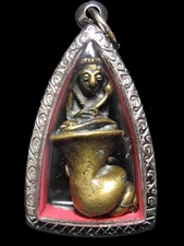 Amulet Phra Upakhut Khmer seat on shell