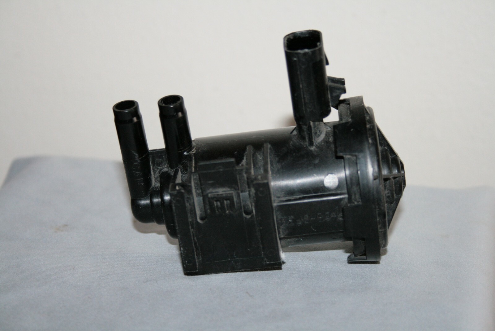 0107 Chrysler Town Country Dodge vacuum purge valve solenoid 04669 569