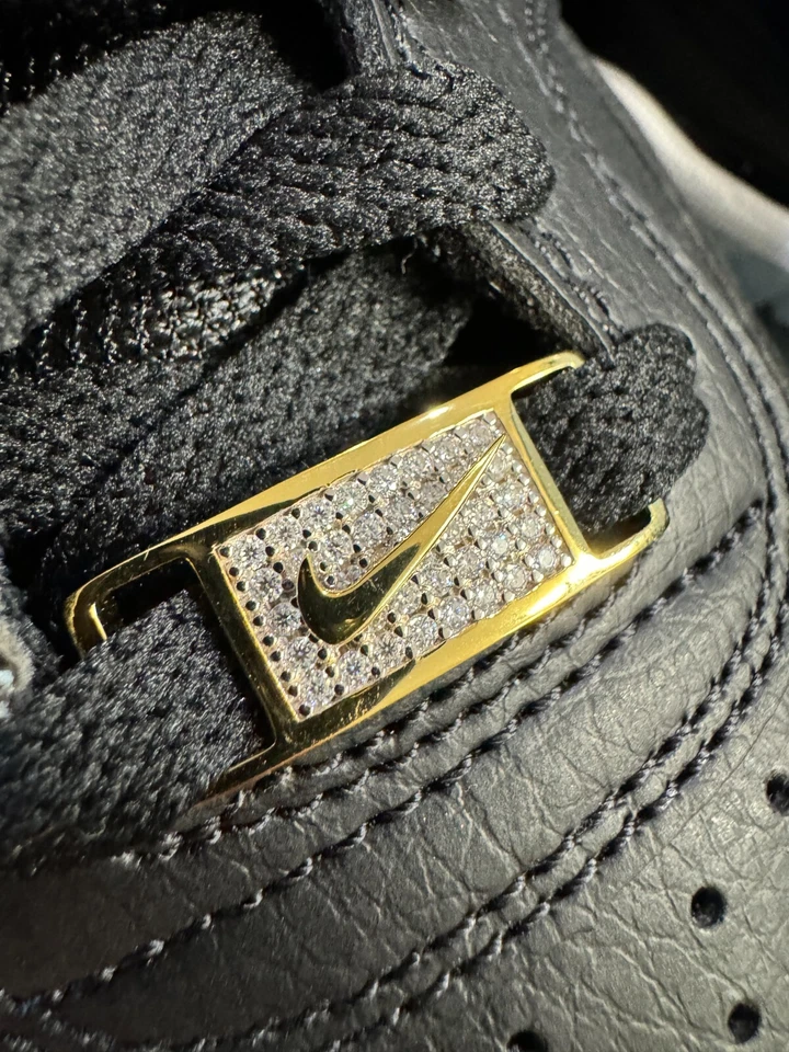 Tenis con cierre de encaje Moissanite Swoosh de oro helado de 14k sobre plata 925 AF1 Jordan Foto 3 de 4