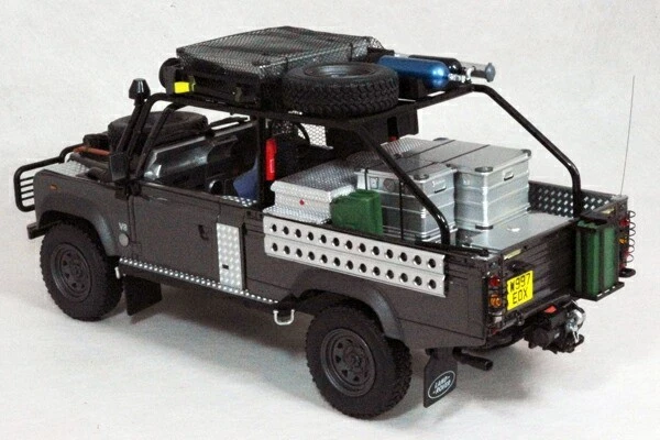 Modellino auto Kyosho 1/18 Land Rover Defender Tomb Raider Movie Edition: JPN - Immagine 4 di 4