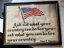 Vintage gerahmtes Sampler JFK "ASK NOT WHAT YOUR COUNTRY" Kreuzstich Präsident USA