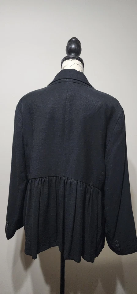 Blazer Lauren Conrad XL Pepleum para mujer ¡en negro! Versal y en excelente estado usado para otoño! Foto 3 de 4