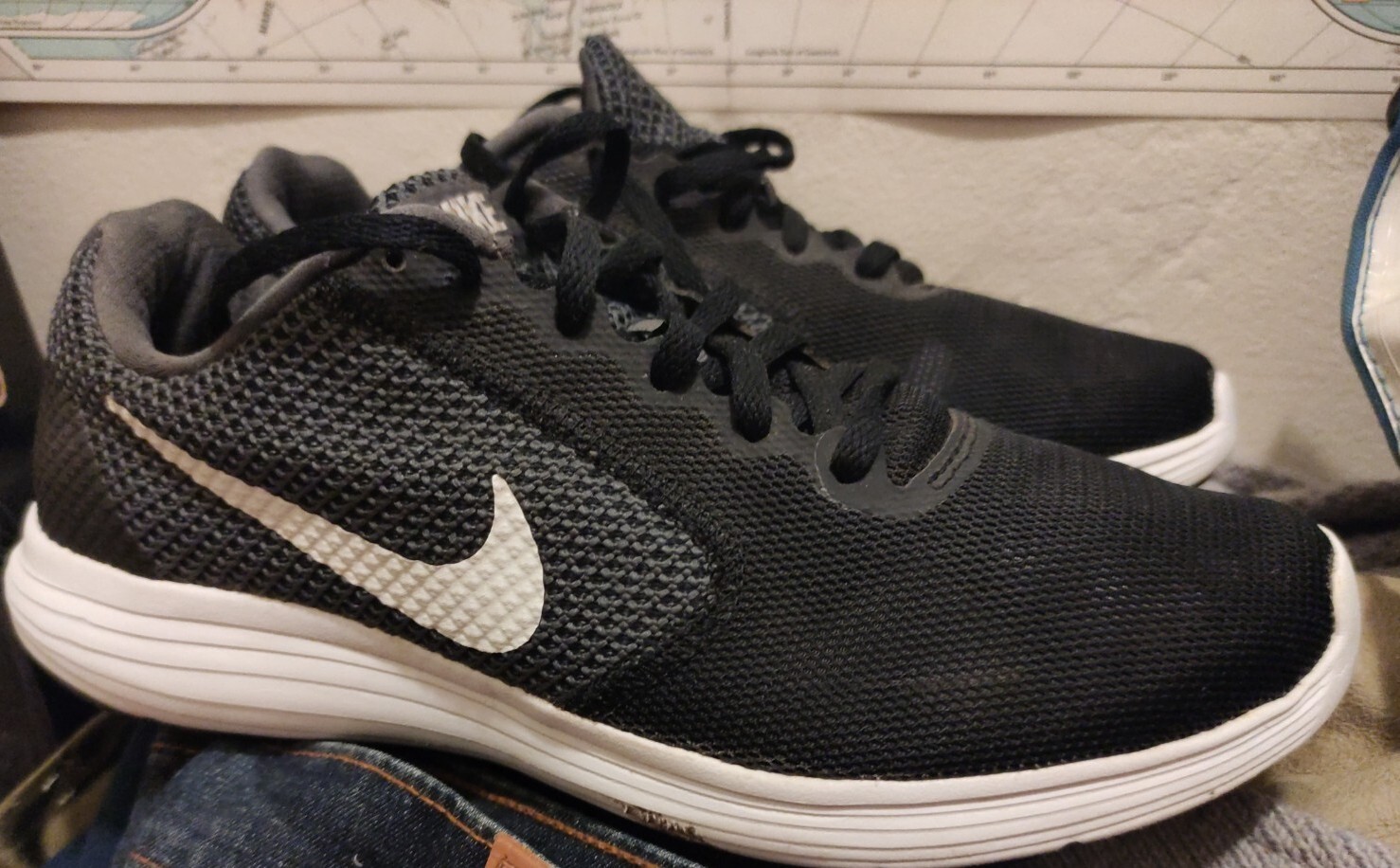 NIKE SIZE 7 MENS RUNNING SHOES BLACK 