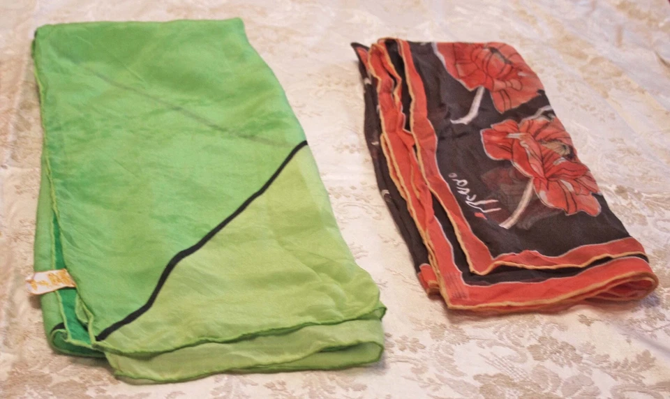 Bufandas de seda enrolladas a mano vintage MCM 4 para mujer Vera y hechas en Japón Foto 3 de 4