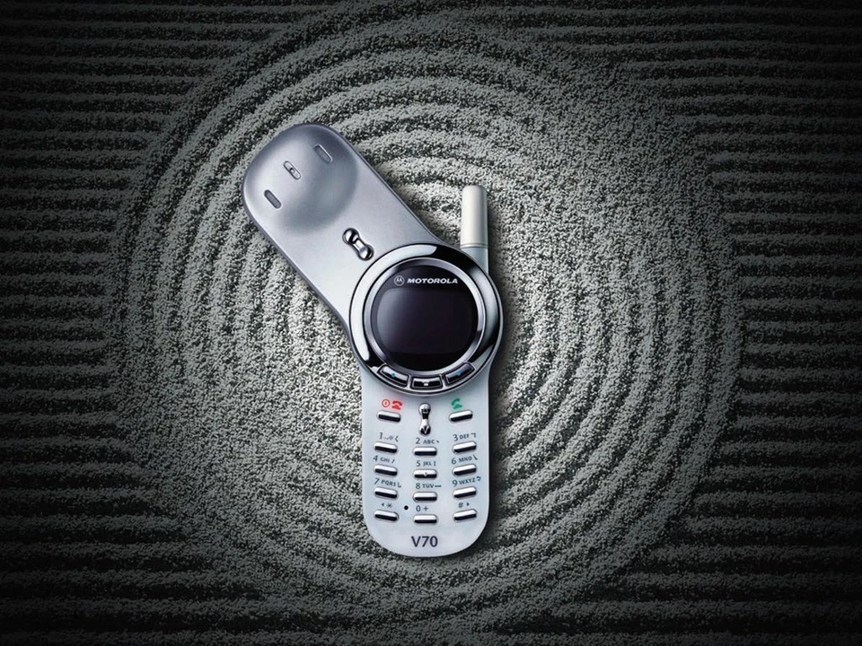 Cellphone Original Motorola V series V70 Silver 2G GSM 900 1800 Cellular Phone - Image 3 of 4