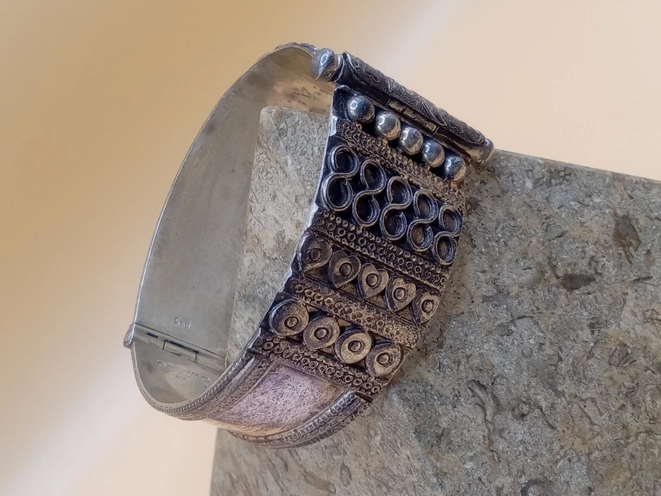 Brazalete SUDHA PENNATHUR pesado 925 de inspiración bereber esterlina broche de tornillo Foto 3 de 4