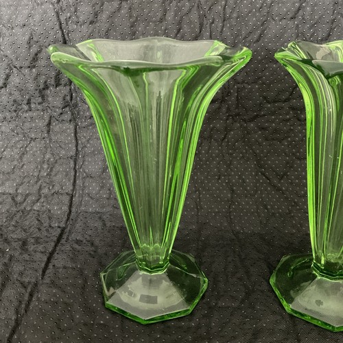 Walther & Söhne Vaseline Czech 1900's Trafalgar Set Smaragdgrün Glas Vase Set - Bild 3 von 13