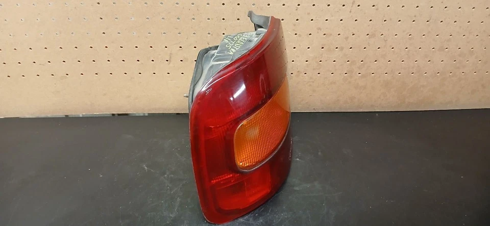 92 93 LUZ TRASERA IZQUIERDA HYUNDAI ELANTRA OEM 9240128051 Foto 2 de 4