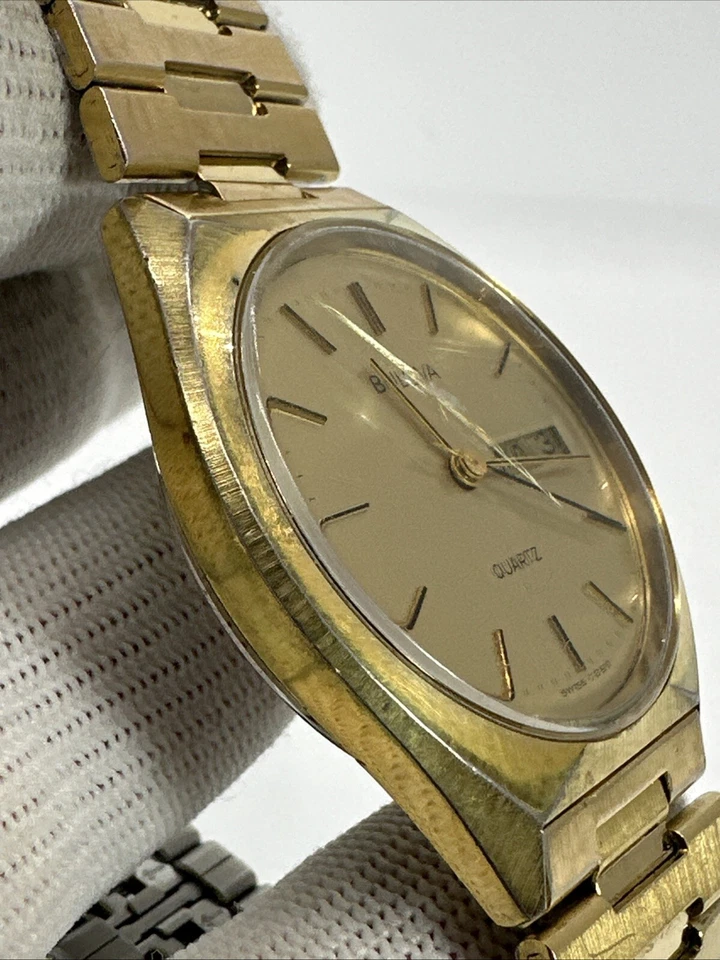 Raro Reloj Pulsera Bulova 7399 1980’s Chapado en Oro Hecho en Suiza Para Hombre 35MM Día Fecha Foto 3 de 4