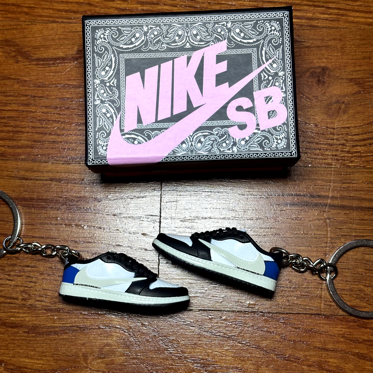 ケージ・アクセサリー Travis Scott Nike Air Jordan 1 27CM Air Jordan 1 Low Travis Scott 3D Mini Sneaker Keychain and Shoe