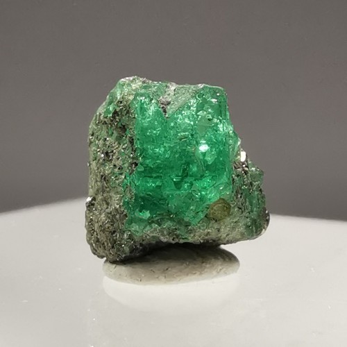 1.875ct Emerald / Muzo, Colombia / Rough Crystal Gemstone Specimen - Picture 4 of 11