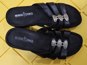 Minnetonka Black Leather Sandals Triple 3 Straps Silver Conchos Womens Size 6
