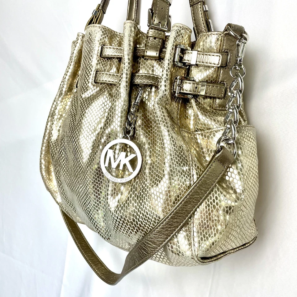 Bolso de Hombro Michael Kors Dorado Metálico Serpiente Repujado Hobo MK Charm Foto 3 de 4