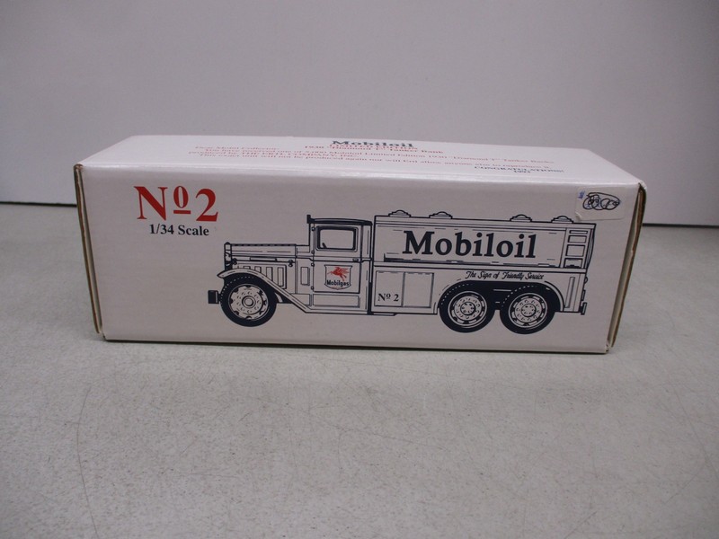 Ertl Mobiloil 1930 Diamond T Tanker Bank 1/34