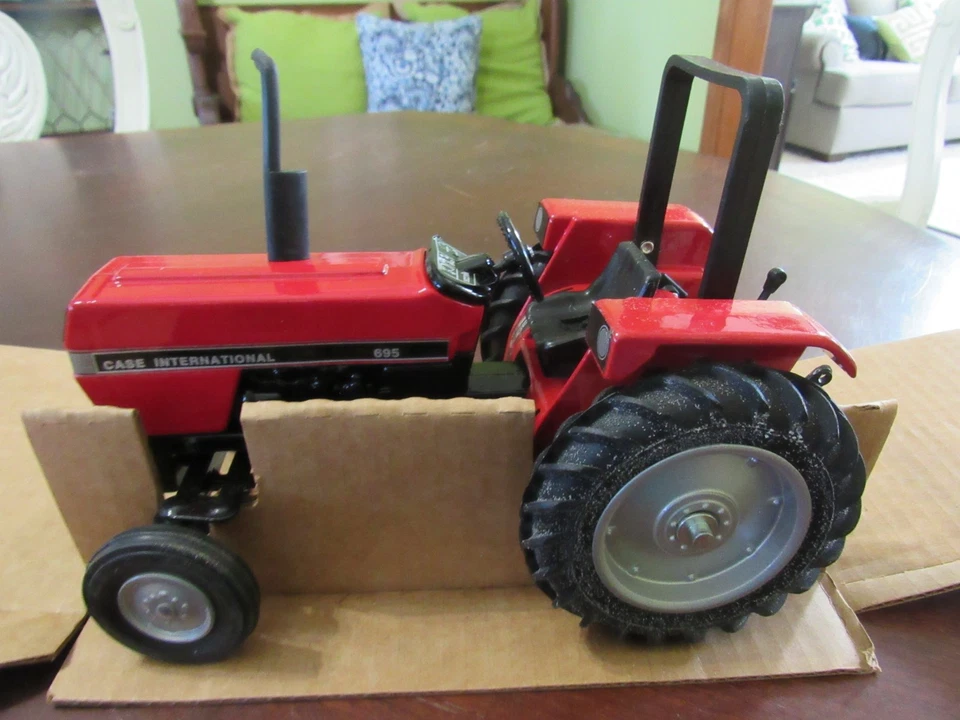 SCALE MODELS 1/16 SCALE 1995 ONTARIO SHOW CASEIH 695 UTILITY TRACTOR - NIB - Image 4 of 4