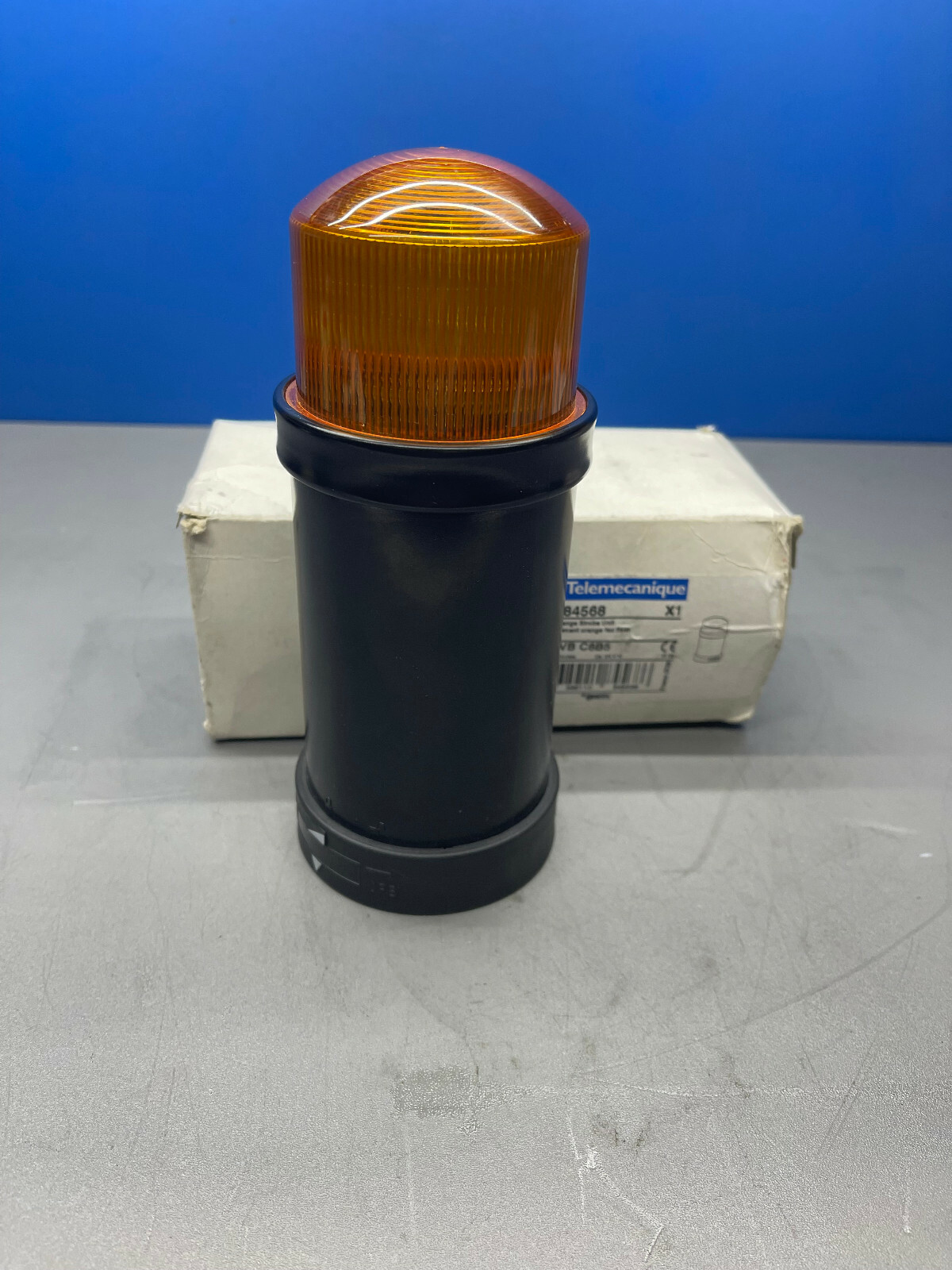 Éviter les accidents avec l element orange feu flash XVB C8B5 Schneider pour colonnes lumineuses