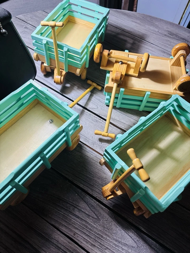 Pequeños vagones de madera, ruedas de trabajo. Hacer jardineras o en lugar de una cesta de Pascua Foto 3 de 4