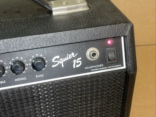 VINTAGE- FENDER MUSICAL INSTRUMENTS-"SQUIER 15" AMP- - Picture 3 of 8