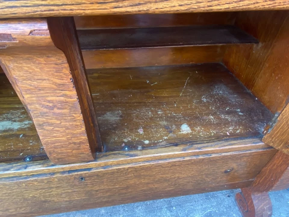 Beautiful Antique Tiger Oak Solid Wood Sideboard / Buffet Cabinet W/Scroll Feet - Image 4 of 4