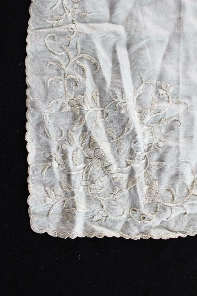 Bufanda De Seda Blanca Bordada A Mano Rara Y Vintage De 1920 A 1940 18" X 18" - Imagen 2 de 4