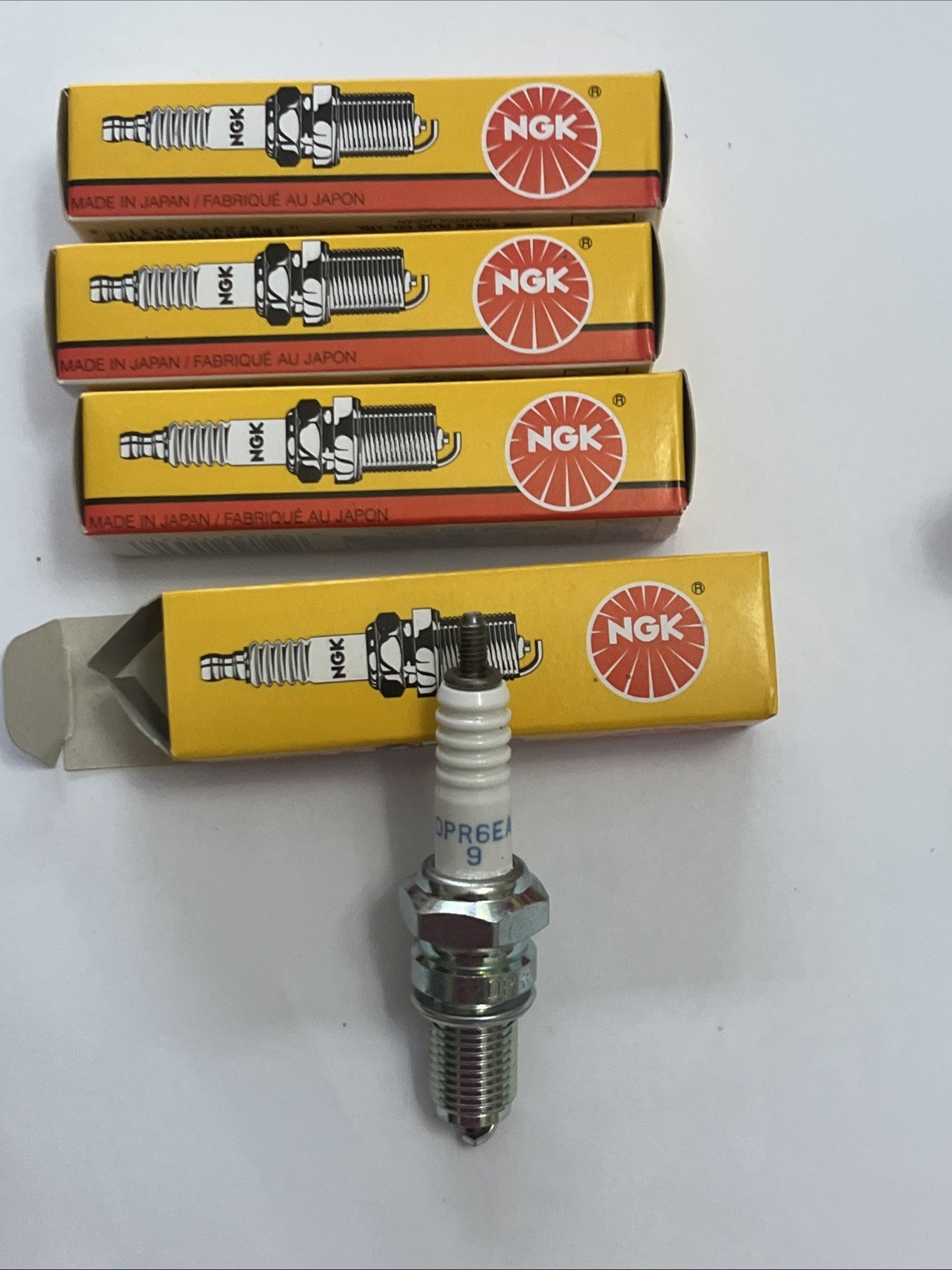 NEW QTY 4 NGK - 5531 - Spark Plugs, DPR6EA-9 HONDA SUZUKI TRIUMPH KAWASAKI BIN