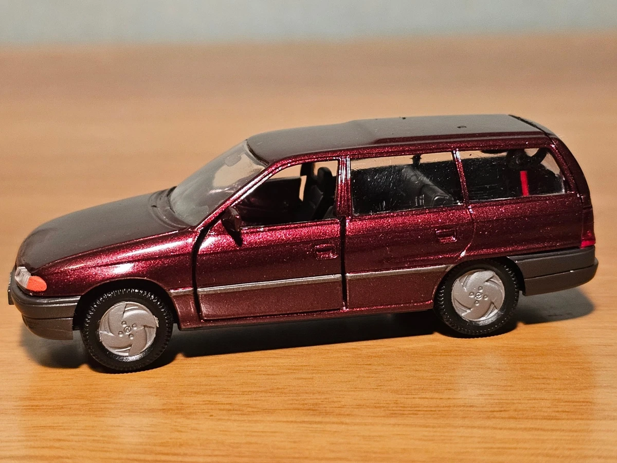Voiture Miniature de Collection 1/24 Compatible avec Opel Admiral B - 1969 - OP013