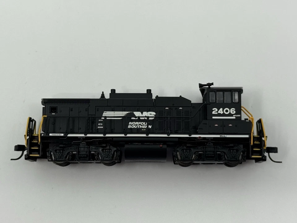 N Scale Atlas 40002526 Norfolk Southern MP15DC Switcher Locomotive NS #2406 - Image 2 of 4