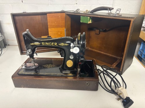 Singer Sewing Machine 99K 1935 With Original Manual & Case + Extras - Picture 21 of 24