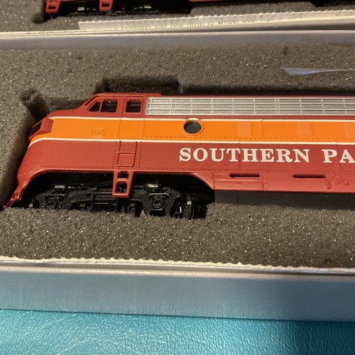 Bachmann Plus Trains EMD F7A SP LUCE DIURNA 356 locomotiva 11235 e auto 11237 - Foto 3 di 10