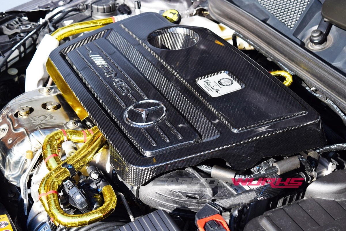 美品　メルセデス　ベンツ　AMGエンジンカバー　CLA45 GLA45 Mercedes-Benz Mercedes-AMG 純正 部品 エンジン・カバー