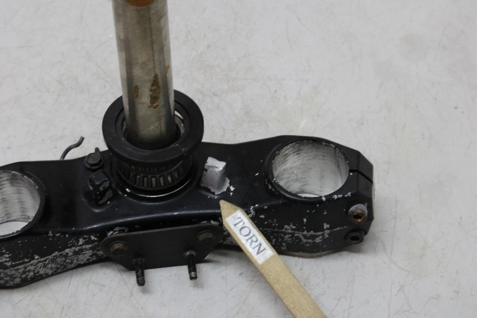 03-06 KAWASAKI Z1000 OEM HORQUILLA DELANTERA ABRAZADERA INFERIOR TRIPLE ÁRBOL VÁSTAGO Foto 3 de 4