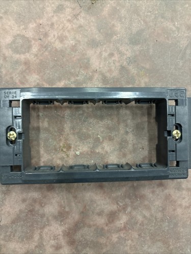 GEWISS SYSTEM SUPPORTO 4 POSTI COLORE GRIGIO PER PLACCA GW24202 - Foto 1 di 2