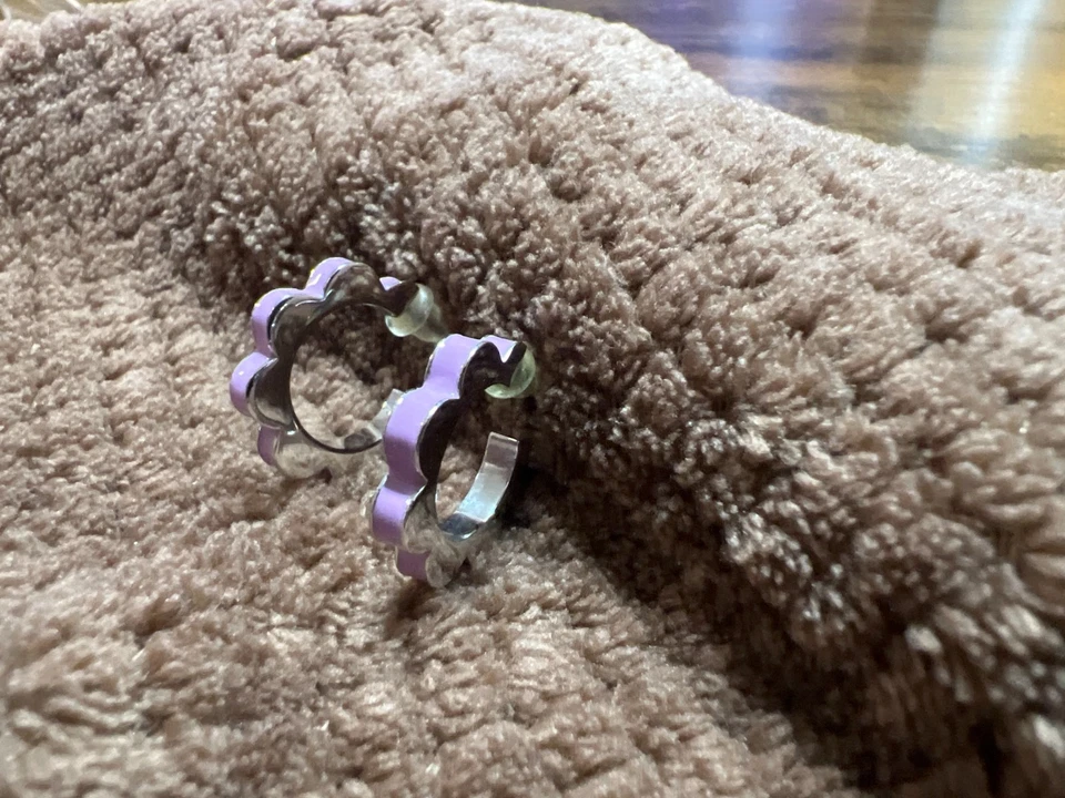 Kate Spade Lilac Scalloped Hoop Stud Signed Earrings, Very Good Condition. - Image 4 of 4