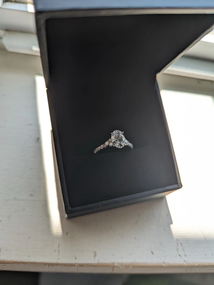 Anillo de compromiso de diamantes de oro blanco de 14 k creado en laboratorio Foto 2 de 2