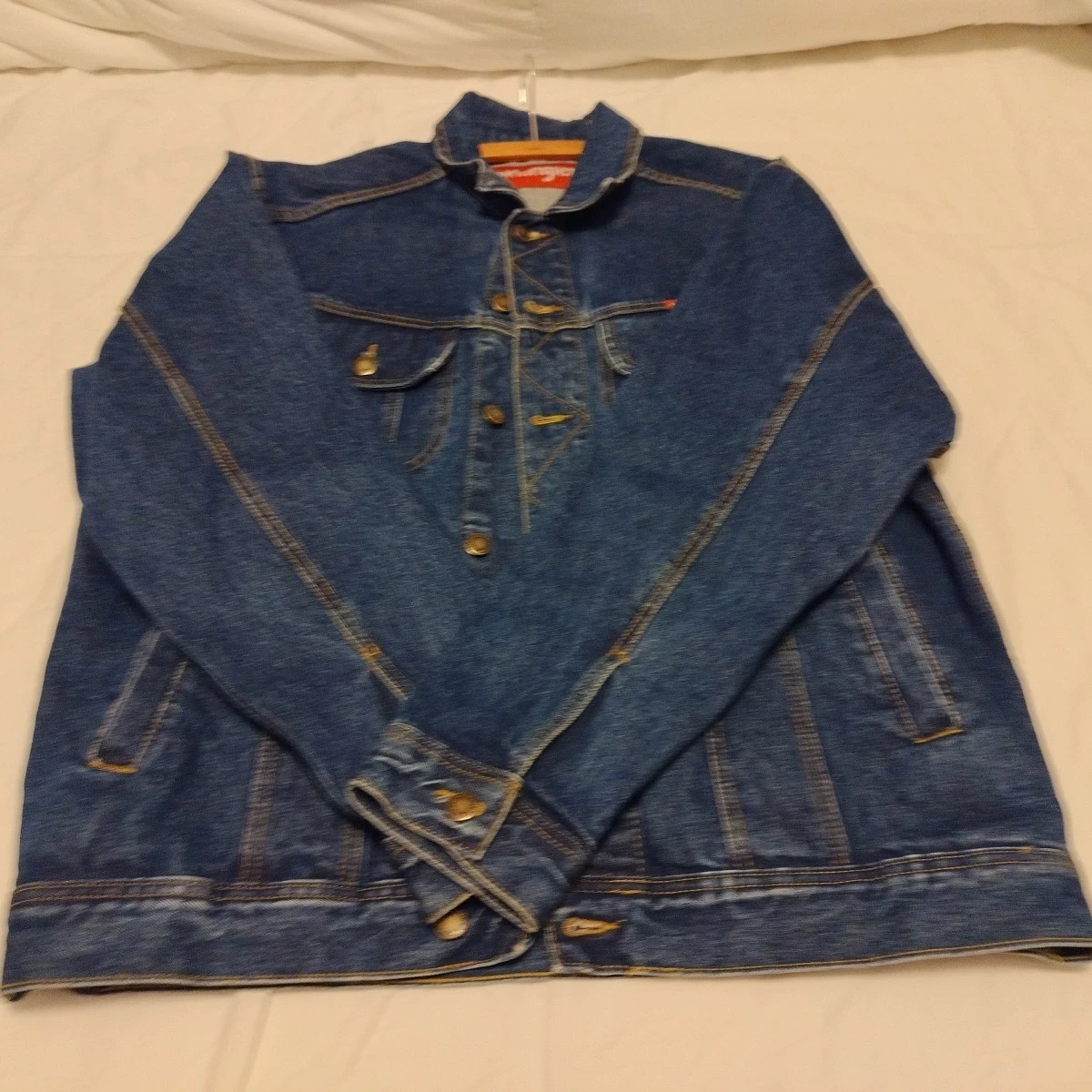 Wrangler Medium Blue Denim Trucker Jacket. Two Inside Pockets Size Large