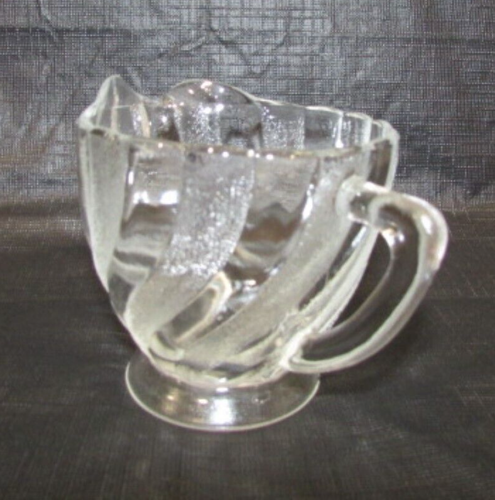 Ancienne tasse ou crémier en verre pressé clair et texturé tourbillon rayé - Photo 2/6