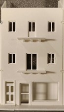 Casa per fondale plastico H0 con due piani, due terrazzi e negozio