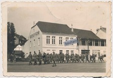 Foto Gasthof Rohr, Soldaten 30er Jahre ,Ort ? (5325a)