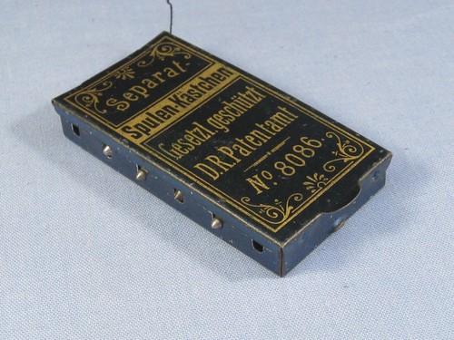 ANTIQUE SPULEN KASTCHEN PATENT ENAMEL SEWING TIN BOX BOBBIN COTTON REEL SPOOL - Picture 2 of 6