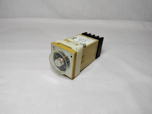 Omron E5C2-R20J E5C2R20J Temperature Controller w/ Socket Made in Japan