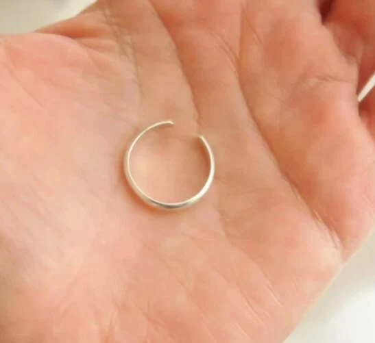 Anillo de dedo ajustable para mujer de metal macizo de plata de ley 925 enchapado en oro blanco Foto 3 de 4