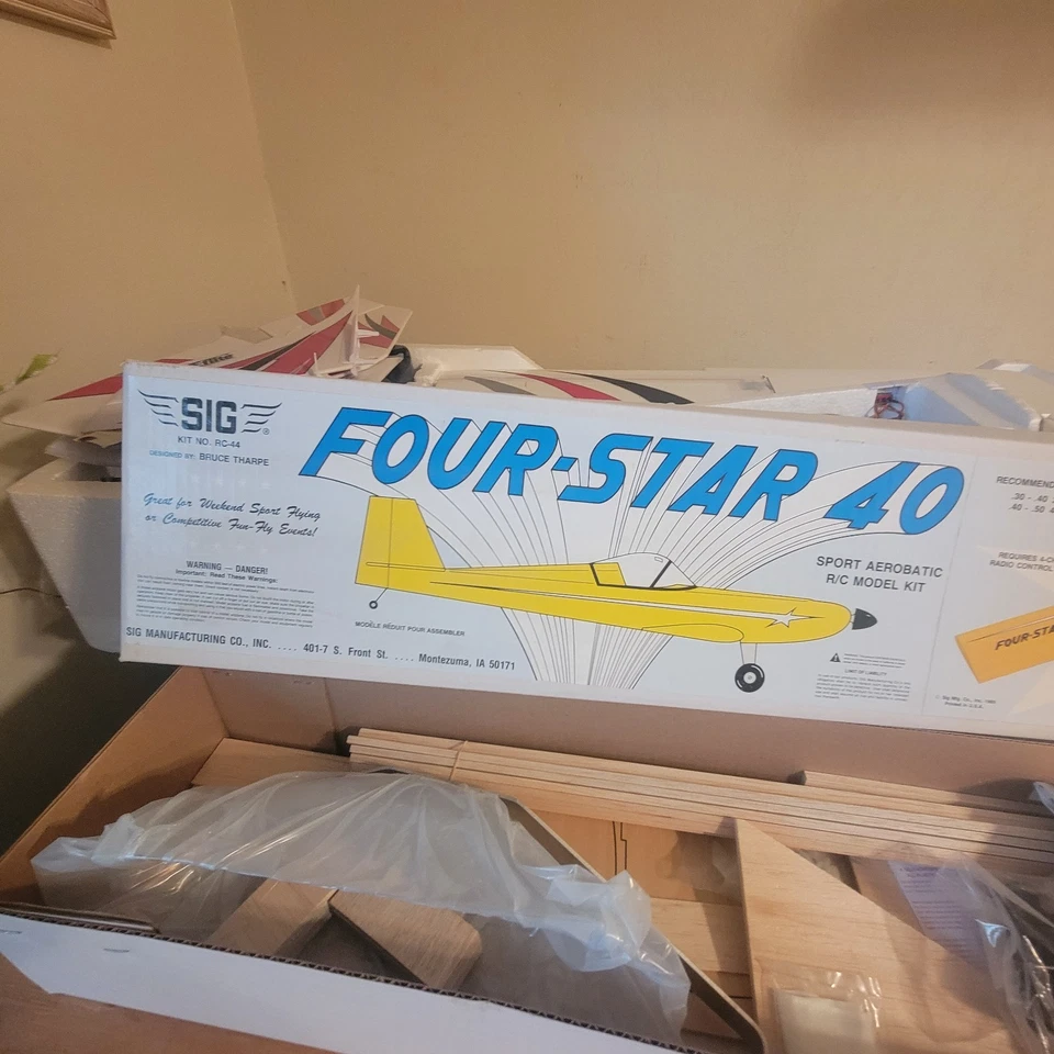 SIG Mfg. Kit de Avión Modelo Balsa RC Four Star 40 4 Canales NUEVO EN CAJA De Colección Foto 3 de 4