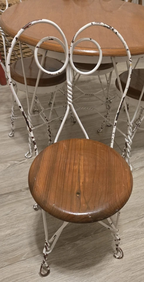 Antigua mesa y 4 sillas vintage de heladería, hierro y madera Foto 3 de 3