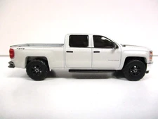 GREENLIGHT - 2015 CHEVROLET SILVERADO CREW CAB 4X4 PICKUP TRUCK (WHITE) - 1/64
