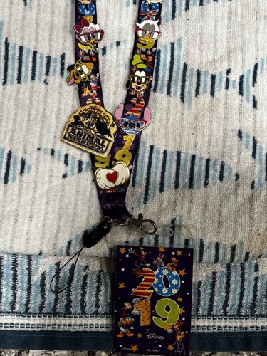 2019 Disney Lanyard With 9 Pins - Rare!!! - Picture 1 of 9